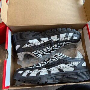 Nike Men's Black and Grey Trainers